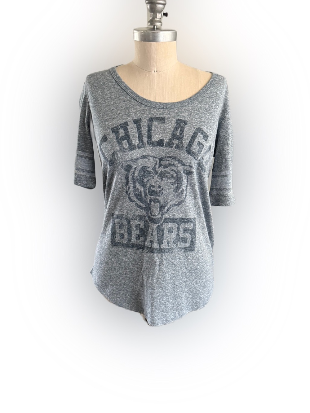 Junk Food Women’s Distressed Gray Chicago Bears Scoop Neck Shirt. Size Medium